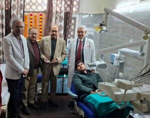 डेंटल एक्सरे मशीन को सौंपते उप कुलपति डॉ एच के अग्रवाल व डॉ कुंदन मित्तल