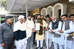 सीएम को ज्ञापन सौंपते खाप प्रतिनिधि