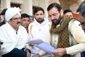 ज्ञापन पढ़ते सीएम नायब सैनी