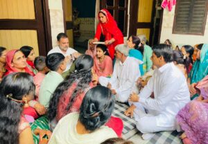 परिवार के बीच राहुल गांधी व दीपेंद्र हुड्डा