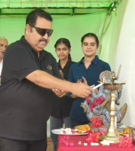 दीप प्रज्वलित करते विराट कोहली के कोच राजकुमार शर्मा